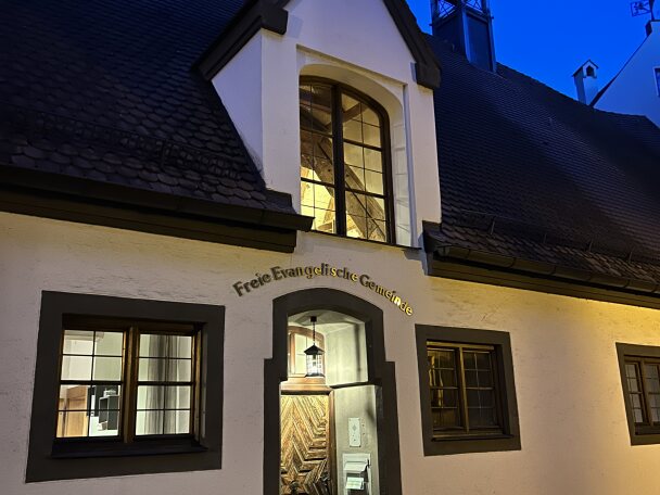 Stadel Gebäude mit Mond im Hintergrund